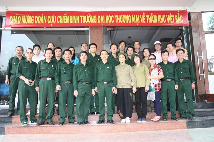 Hội Cựu chiến binh trường ĐH Thương mại thăm Cao Bằng